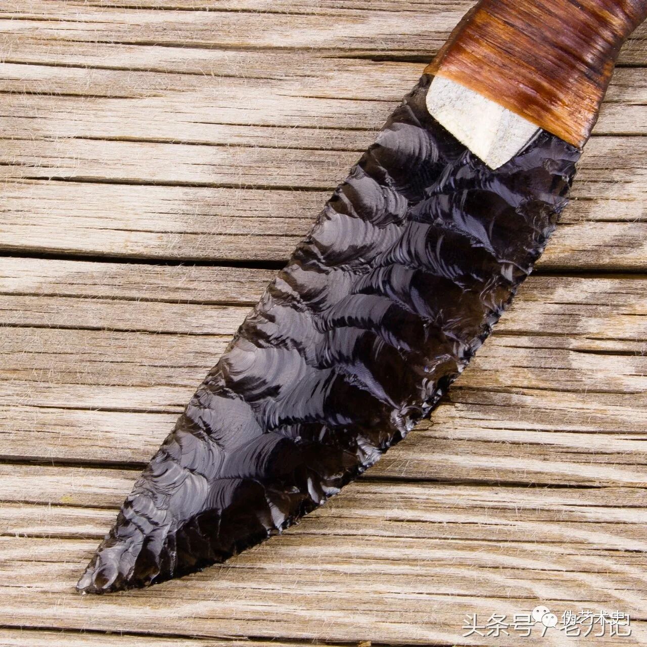 这是一把现代制作的黑曜石刀,图片擅自挪用自《头条号/老刀记》.