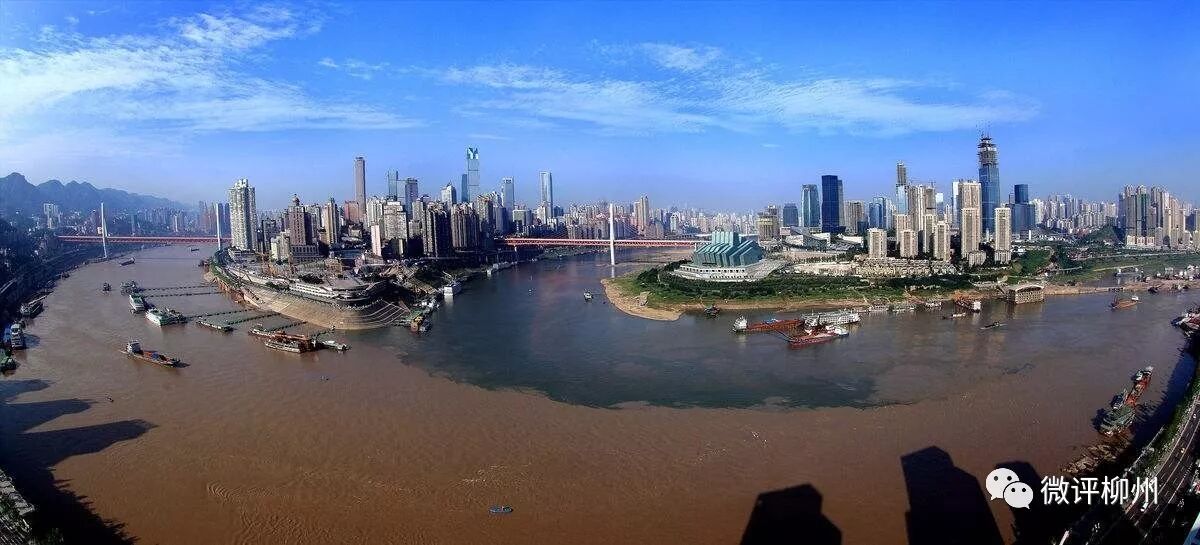 朝天门曾是重庆十七座古城门之一,因两江汇流也是重庆最古老的码头,后