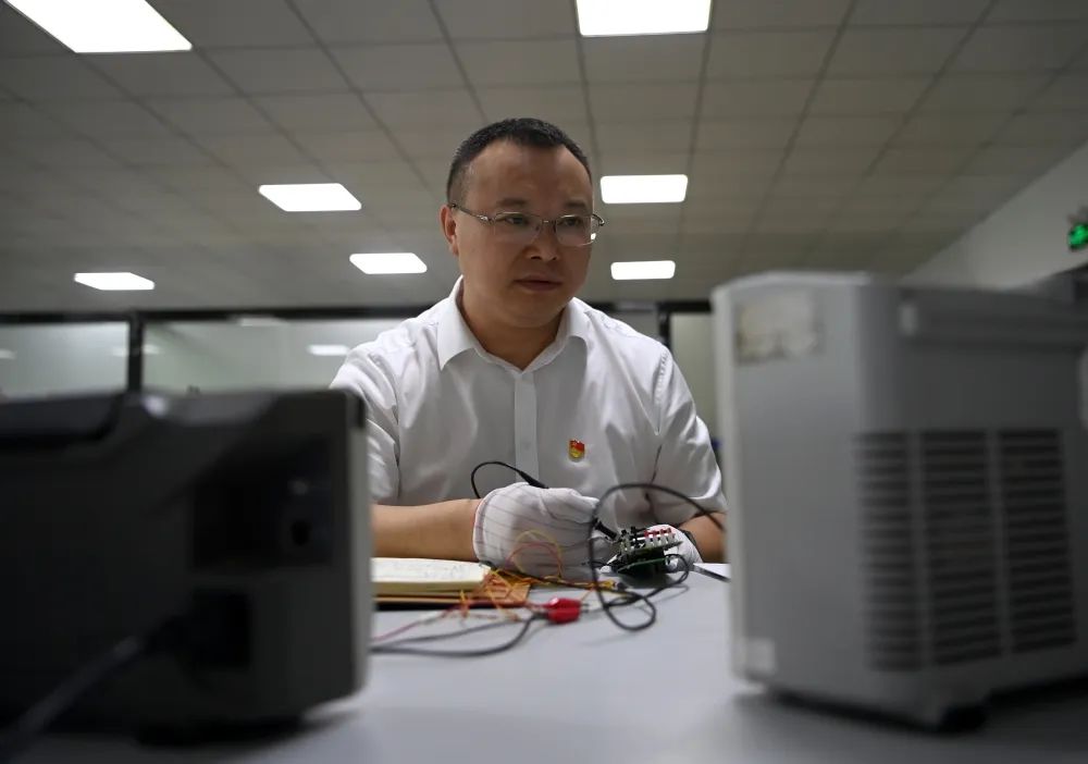 【身边的榜样】刘祖明:追求产品“可靠性”的脚步永不停歇 【身边的榜样】刘祖明:追求产品“可靠性”的脚步永不停歇