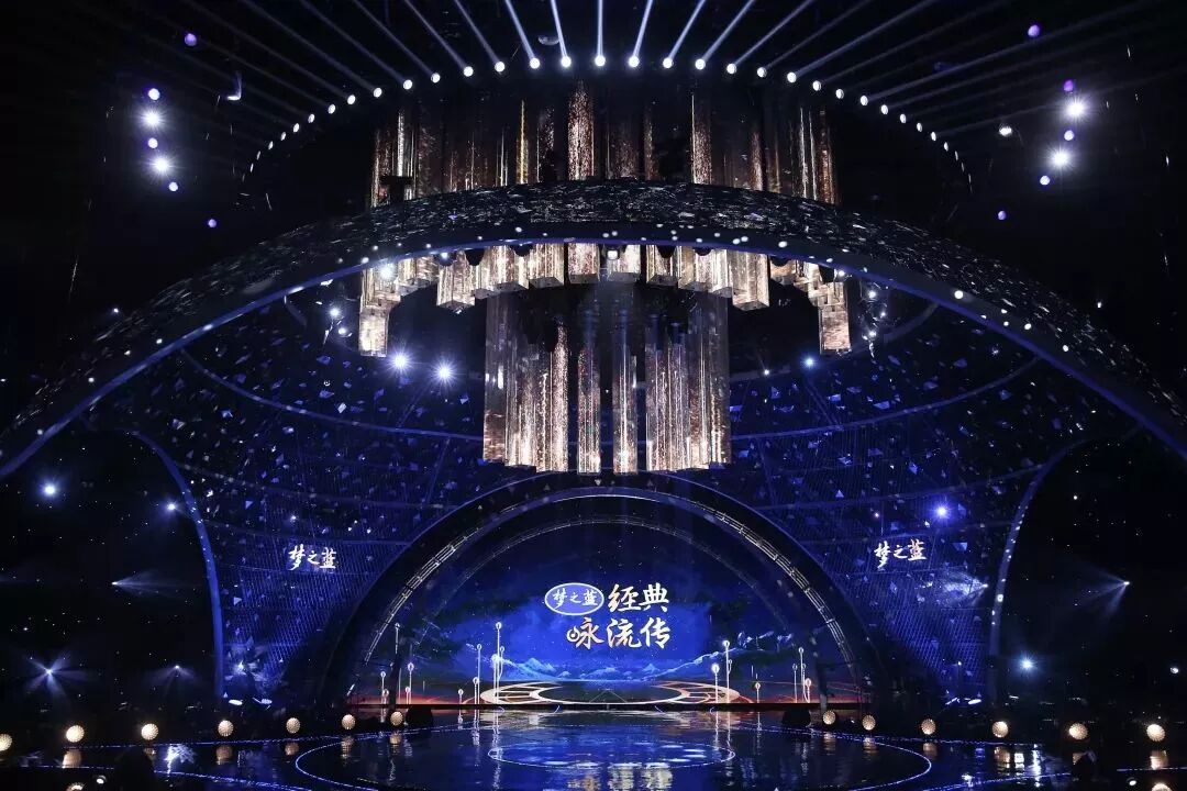 此次舞台设计将《经典咏流传》第一季的舞美进行了2.0的升级.