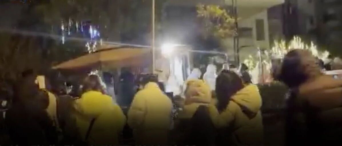 @返乡人，今天，你核酸了吗？凌晨，记者来到了上海这个核酸检测点……