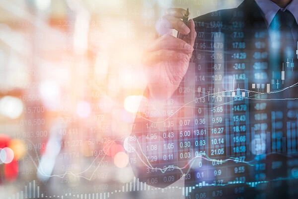 三大股指早盘震荡 行业板块涨跌不一