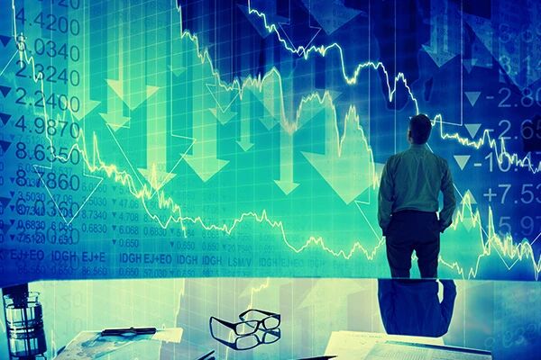 三大股指低开低走 中芯国际半日大涨逾220%