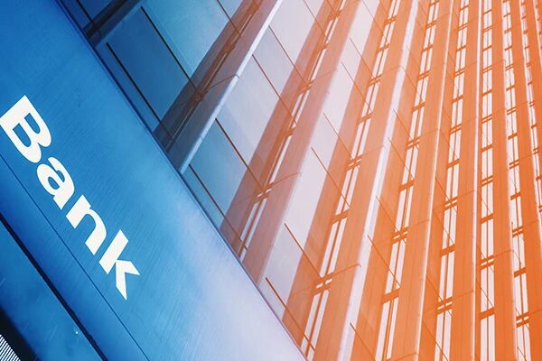 中国银保监会发布《关于进一步推动村镇银行化解风险改革重组有关事项的通知》