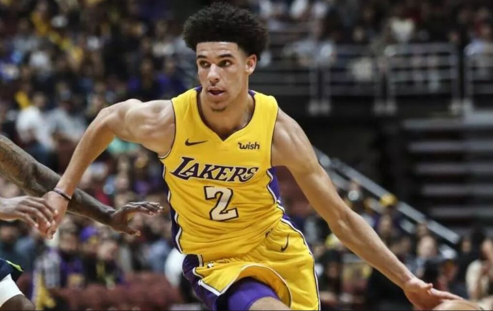 lonzo ball(涉事球员liangelo的哥哥),是nba新星,湖人队主力川普总统