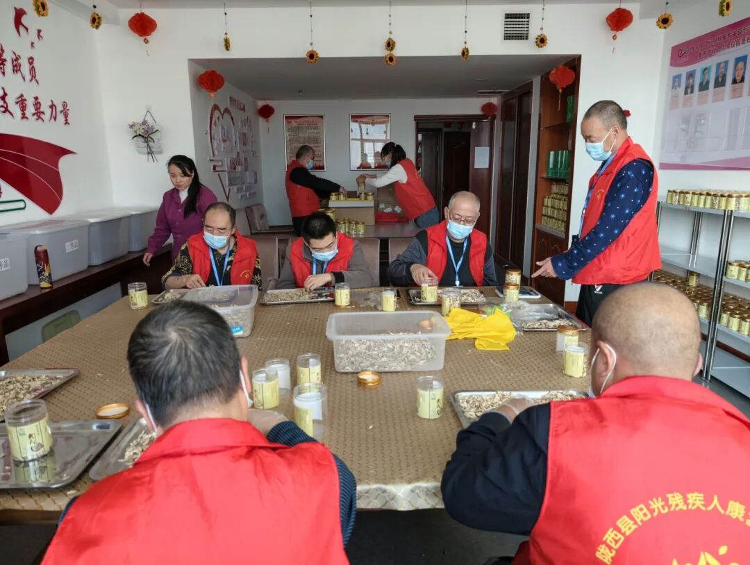 陇西县残疾人日间照料服务省级示范中心辅助性就业人员分拣、包装中药材饮片.jpg