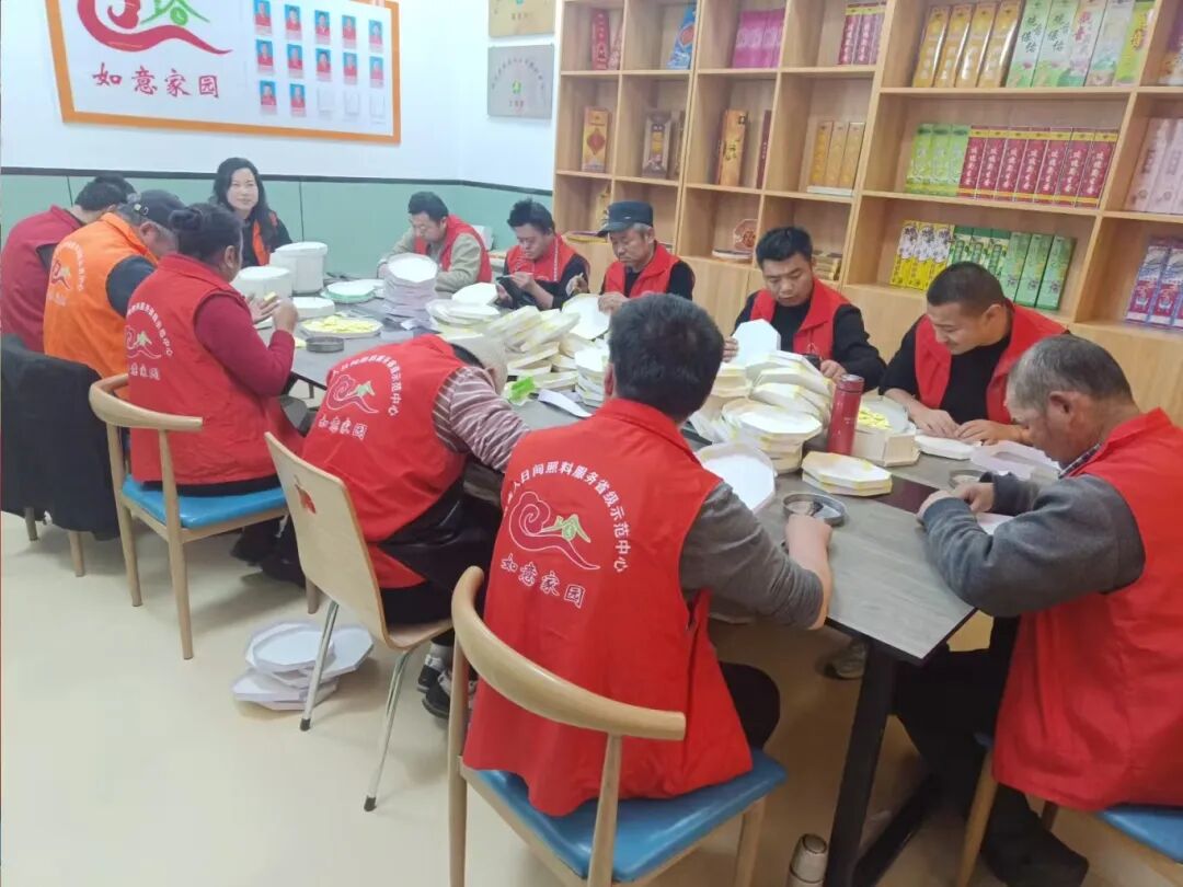 临洮县残疾人日间照料服务省级示范中心辅助性就业人员手工制作香盒.jpg