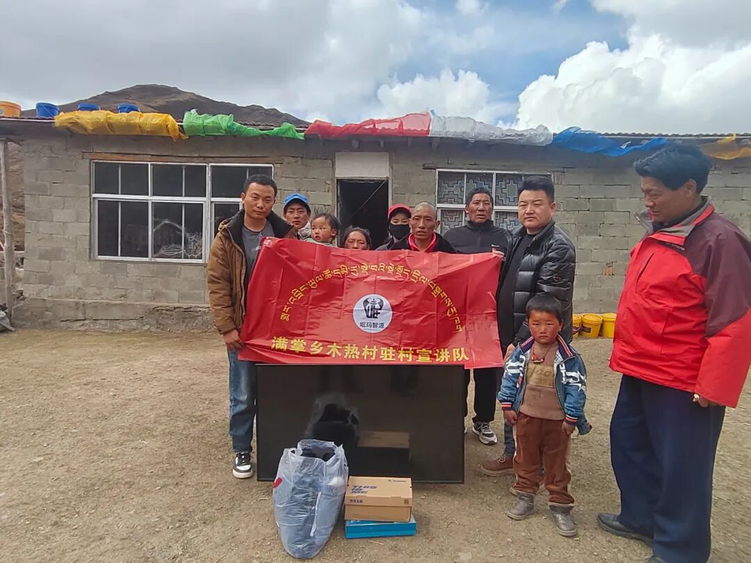 达日县人民政府—驻村第一书记为脱贫户捐赠电视丰富村民文化生活