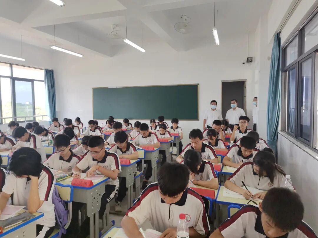 在热烈的掌声中,林志华,薛文雄共同为龙溪二中新校区揭牌.