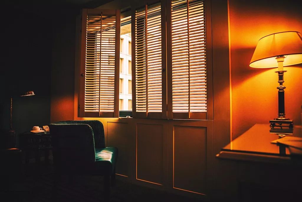 两窗对开的房子会散财吗？