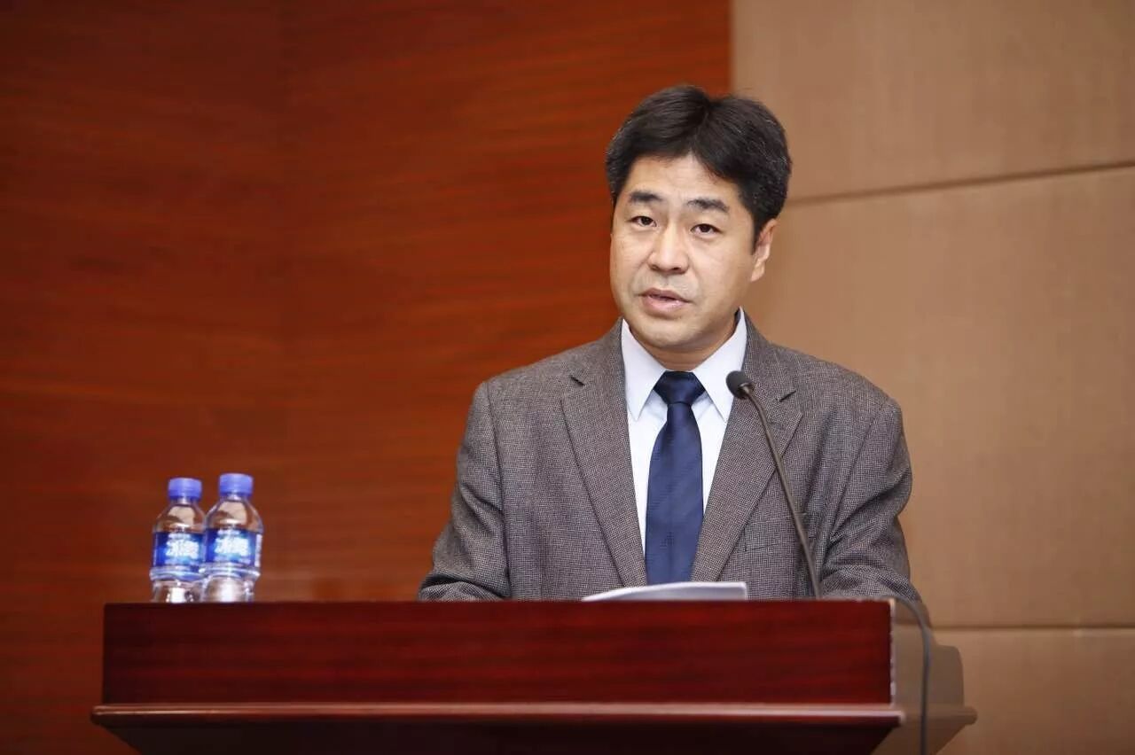 中国汽车技术研究中心汽车标准化研究所所长冯屹主持会议