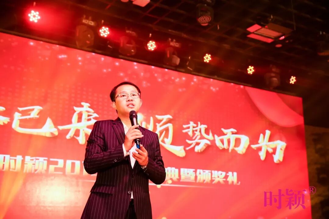 没错，这就是我们家的年会(图19)