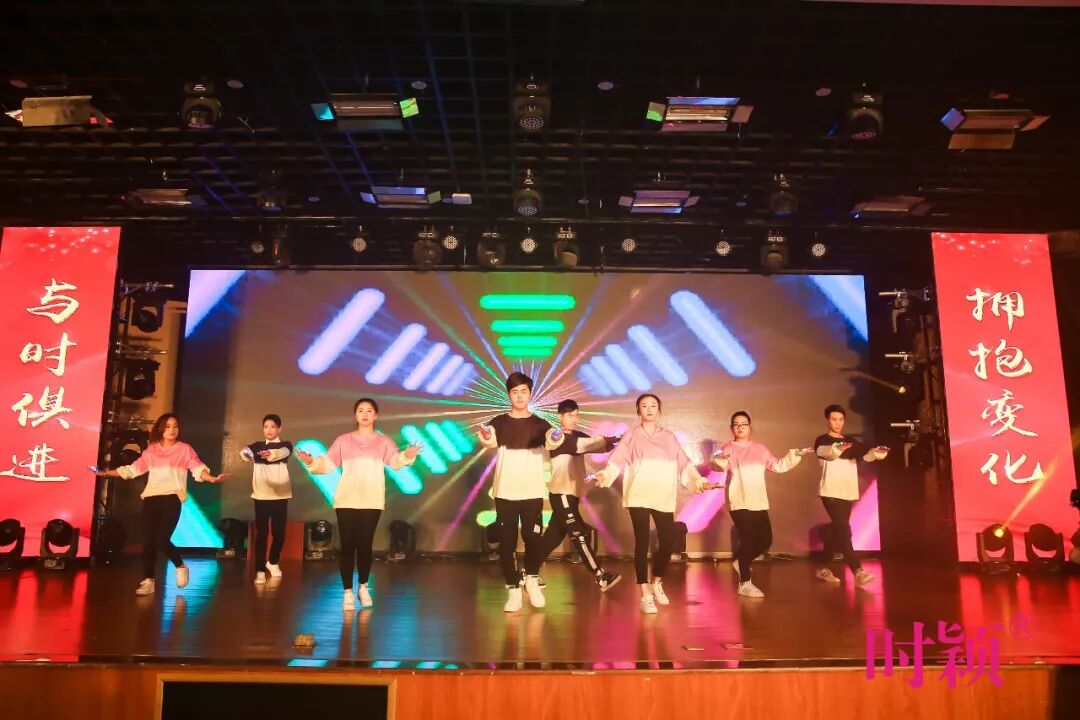 没错，这就是我们家的年会(图32)