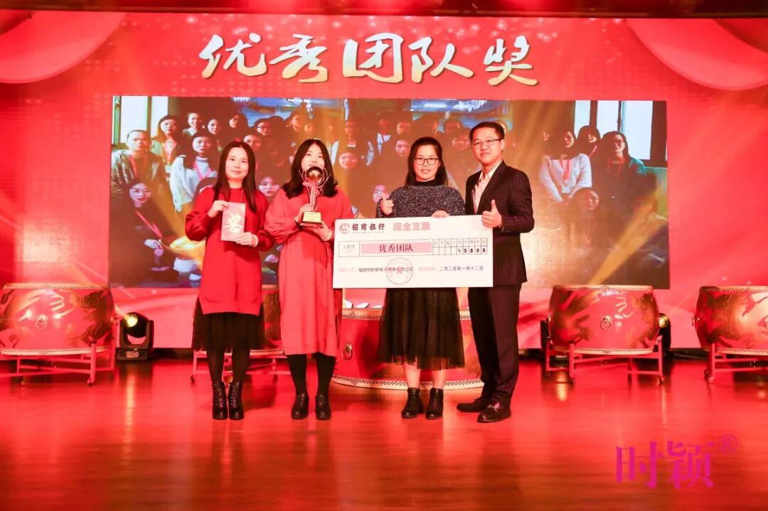 没错，这就是我们家的年会(图22)