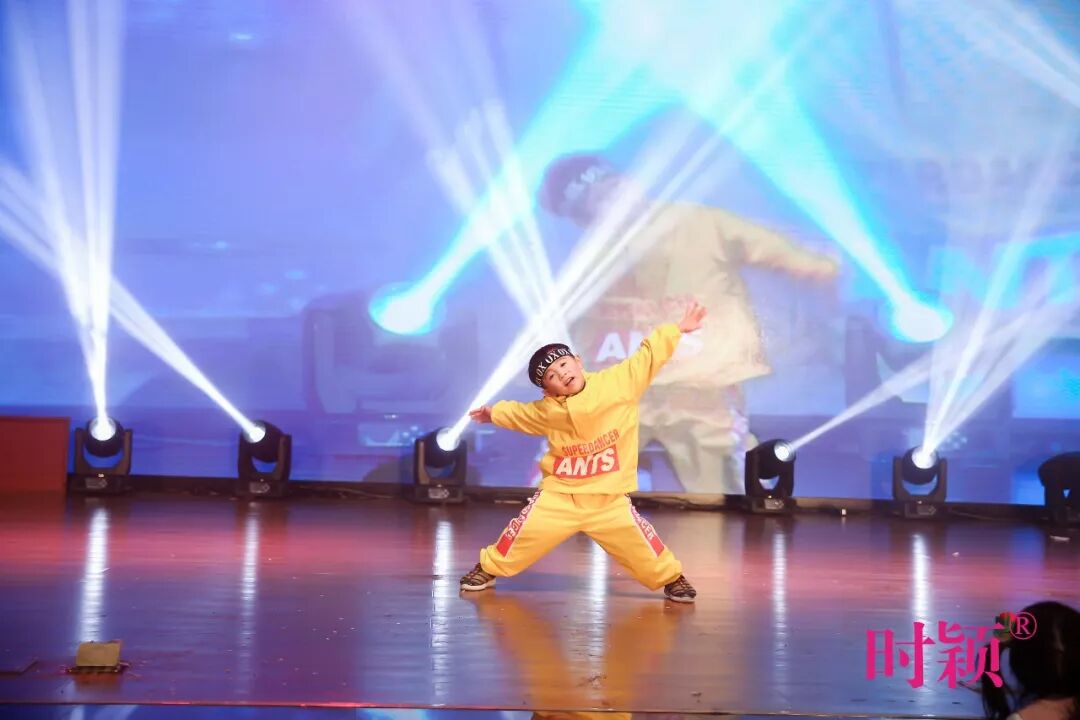 没错，这就是我们家的年会(图36)