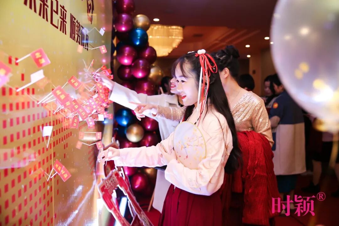 没错，这就是我们家的年会(图10)