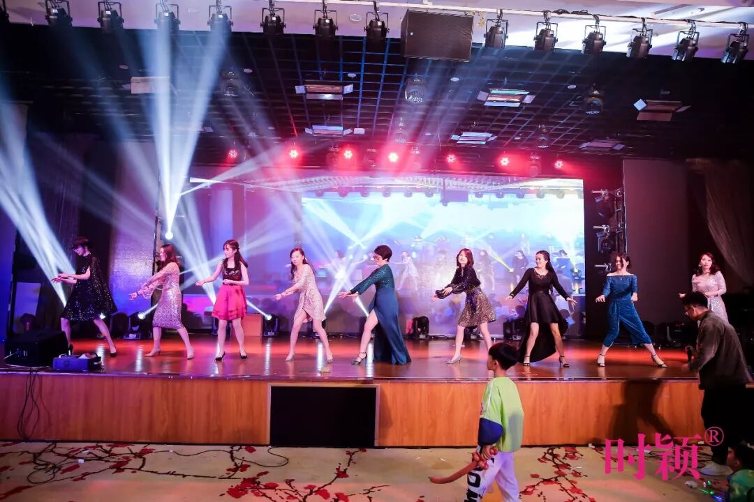 没错，这就是我们家的年会(图37)