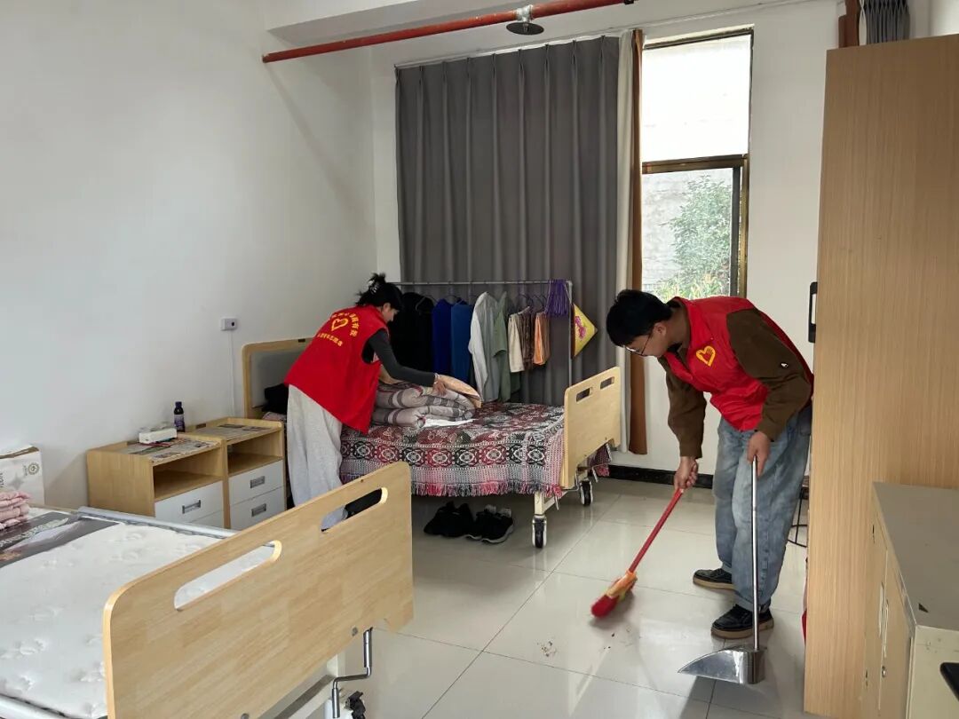 为老人整理房间.jpg