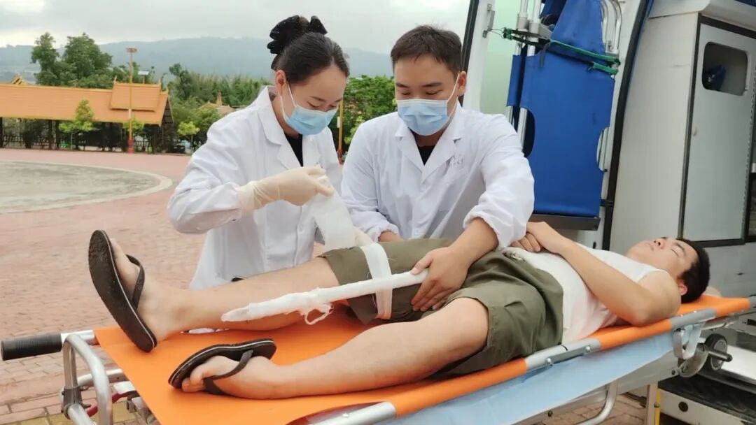 救助伤员.jpg