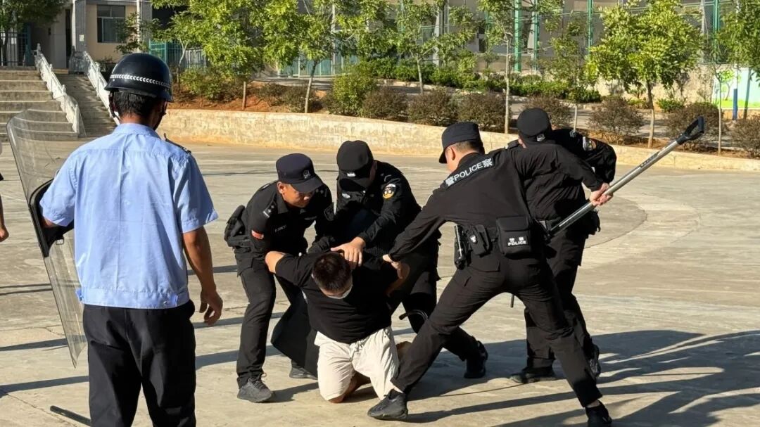 崇岗乡中心完小演练照片 (防恐防暴).jpg