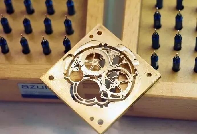 手表里用镊子才能夹起来的超小零件，在机床上是怎么加工的？的图5