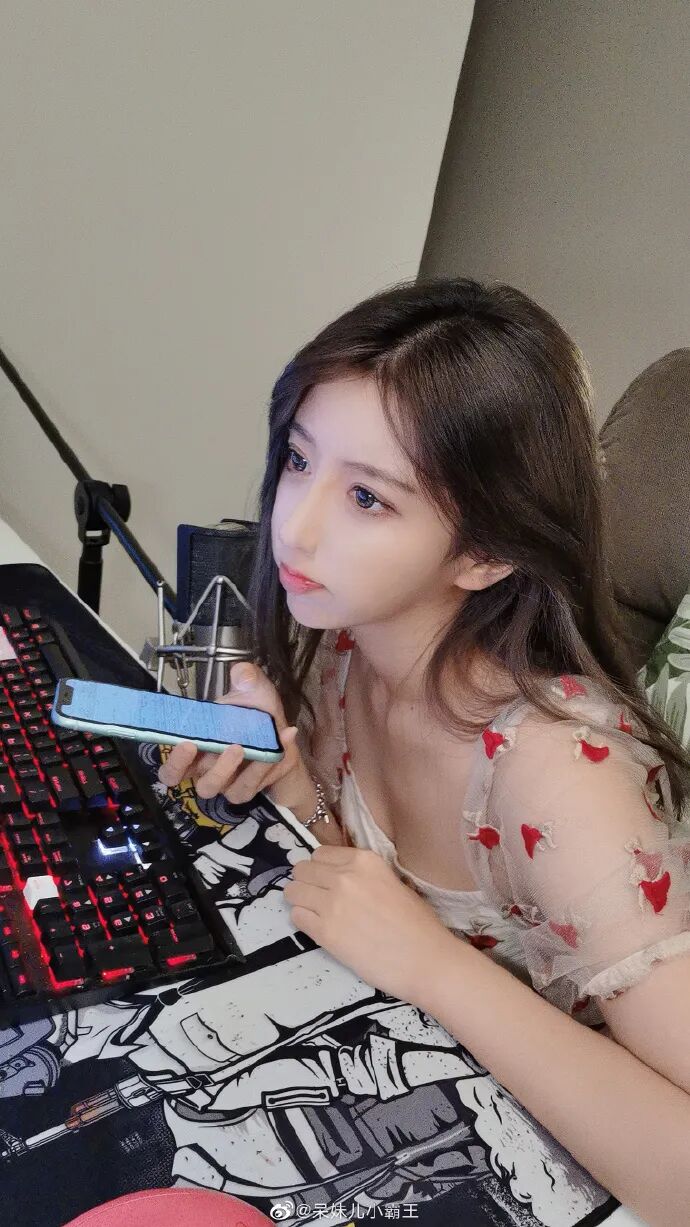 女主播都爱玩呆妹回怼我都没有x生活圈子这么干净怎么玩