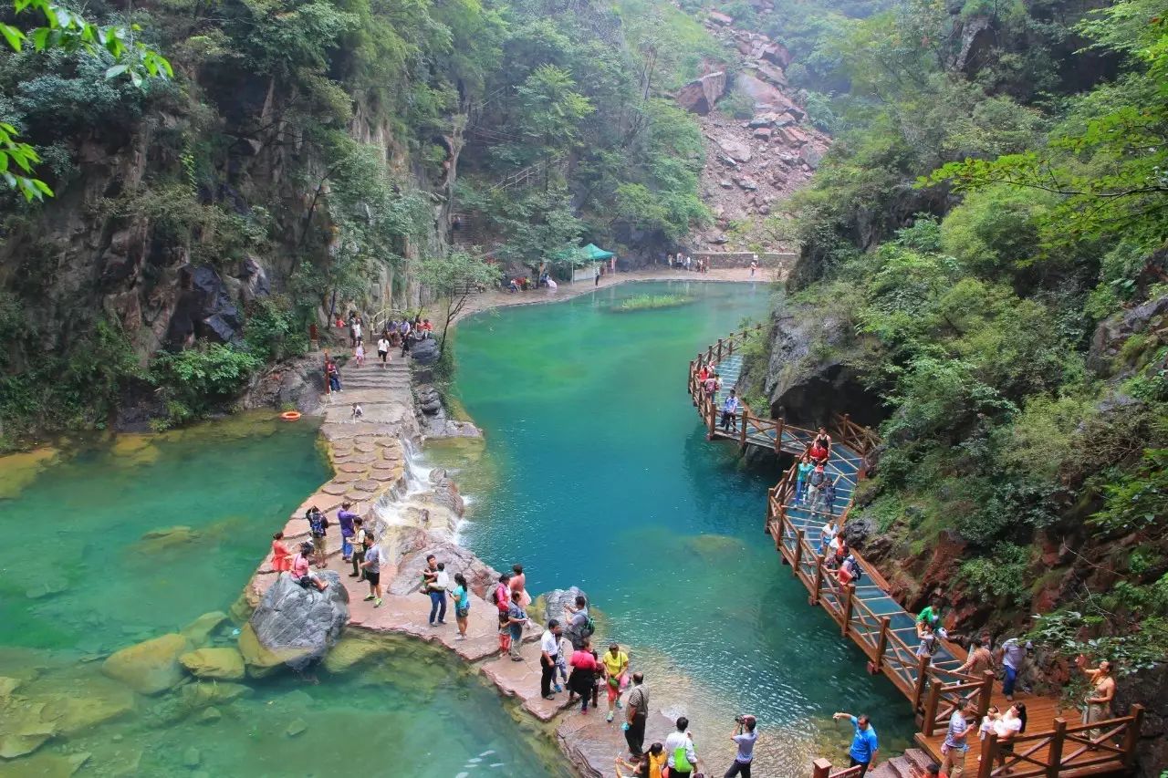 【輝縣寶泉旅遊度假區】,抵達後乘車沿景區盤山路觀賞游龍