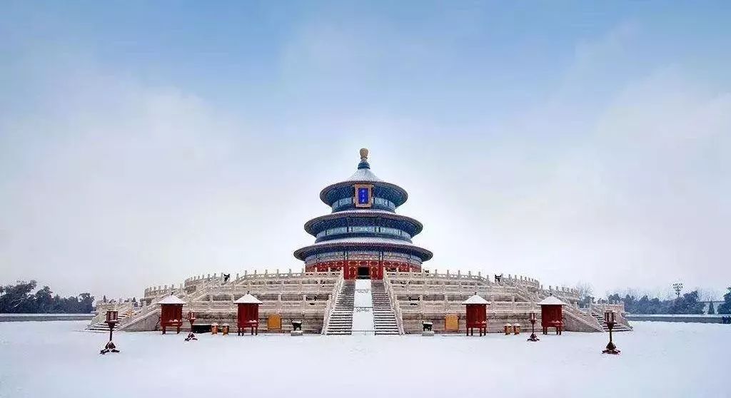 早餐後參觀天壇公園,天壇和長城是北京旅遊的象徵,天壇的迴音壁是孩子