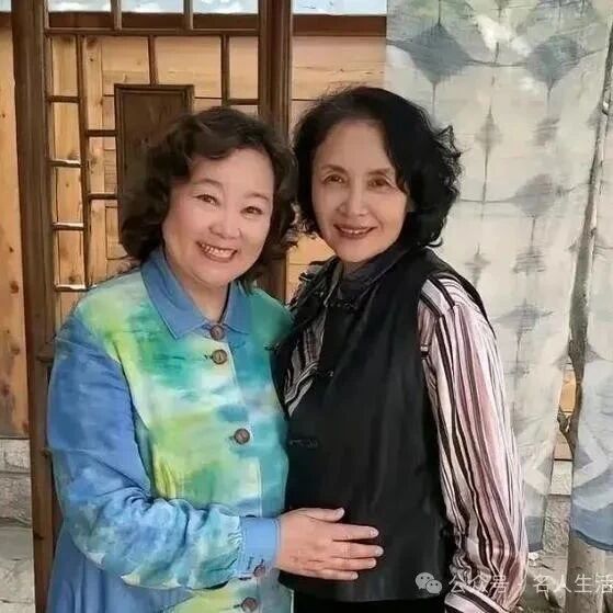 宋晓英方青卓同框聚餐!两人打扮时髦不显老.朴素抢眼