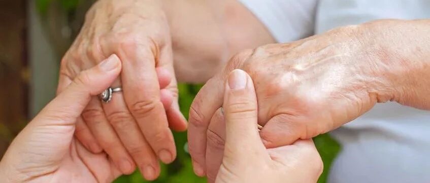 43岁女子咳嗽2周昏迷入院，手脚双双截肢！6年后，她的手“复活”了