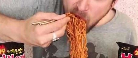 “吃播”半年狂吃肉，他在一次直播前倒下了！