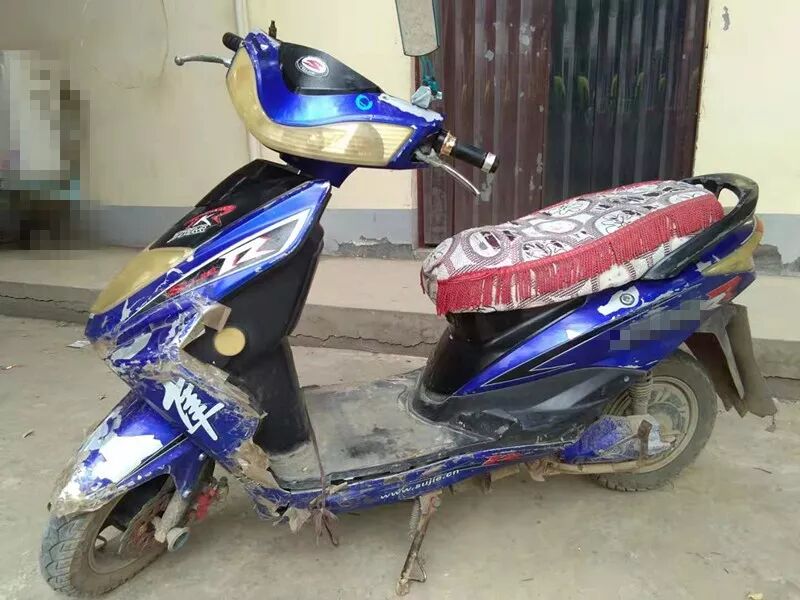 登记就业信息,吝富强骑着一辆贴满胶带的破旧电动车,用将近两个月的