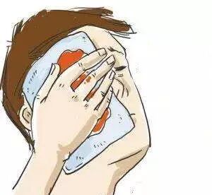 感染; 3,一侧眼外伤拖延治疗,还会殃及好眼,使原本没受伤的好眼发炎