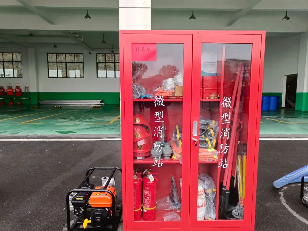 此次微型消防站器材装备配发以行政村为单位,站均配备消防器材柜,水枪