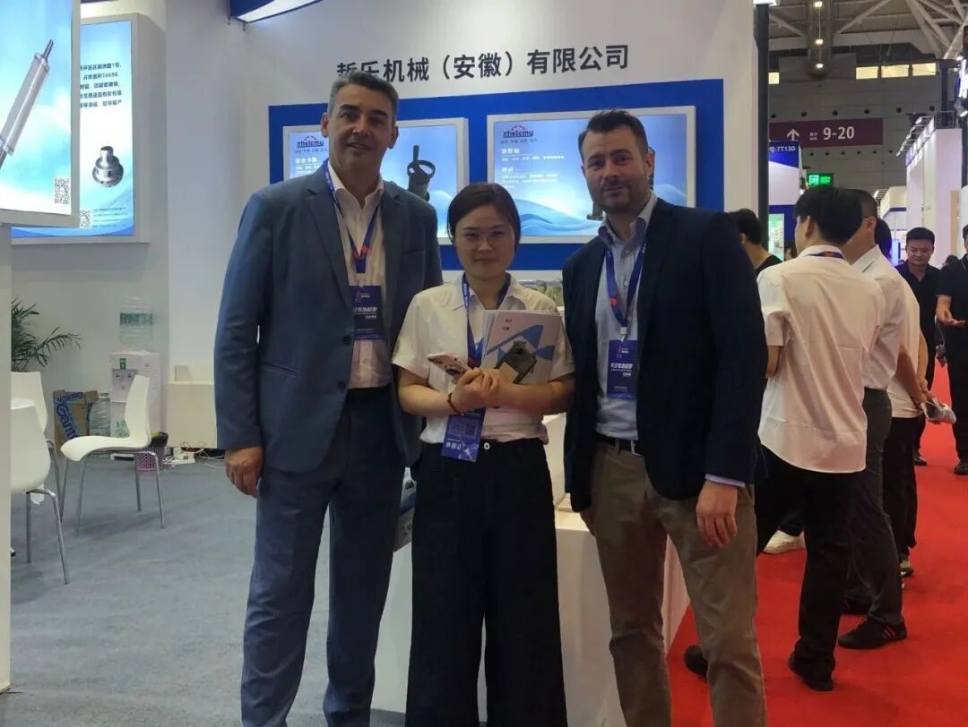 第十七届深圳国际电池技术交流会暨展览会哲乐机械客户合影现场