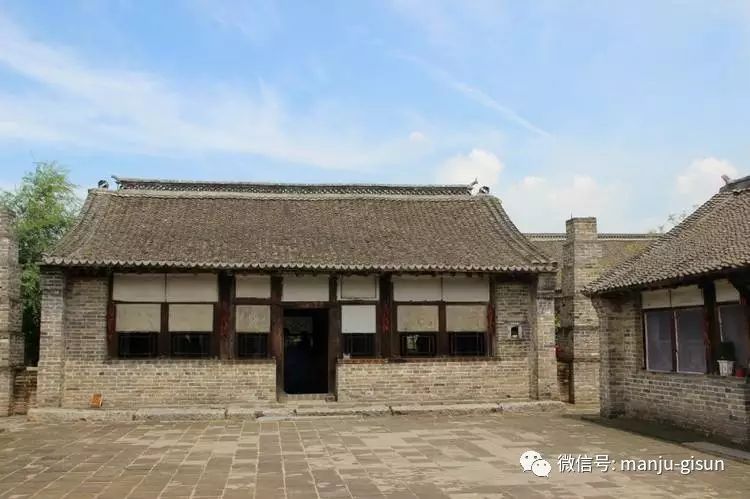 满族人的房屋多为三间或五间,房门开在东侧或次东间,整座房屋形似口袋