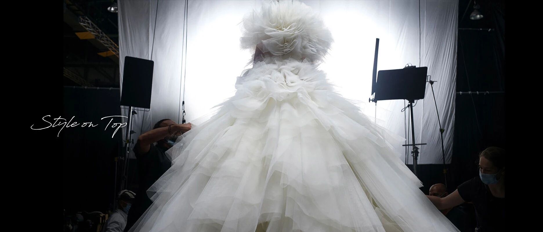 仰望4.5米的美丽裙子时，脖子会酸痛