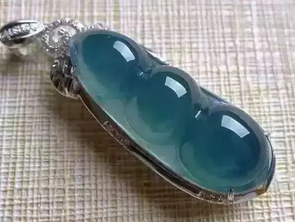 蓝水翡翠的“蓝”到什么程度才是最好的呢？