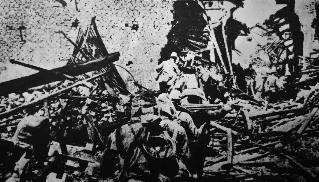 卢沟桥事变后的第二天,宛平城门口警戒的士兵和入城的民众狙击日军的
