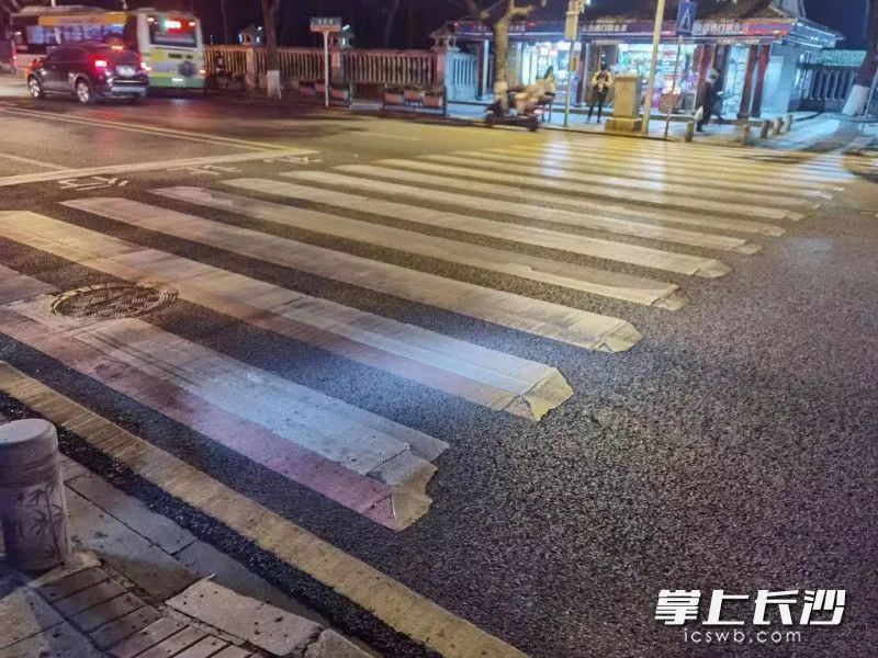 东风路烈士公园附近,“补光”后的彩色斑马线。
