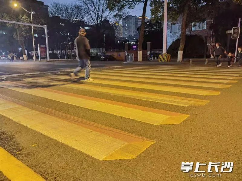 斑马线更亮了,行人过街看得更清楚。