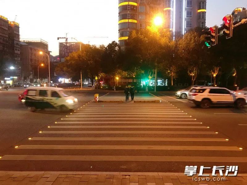 潇湘中路溁湾路口北口,发光斑马线正在工作。均为长沙晚报全媒体记者 张洋子 摄
