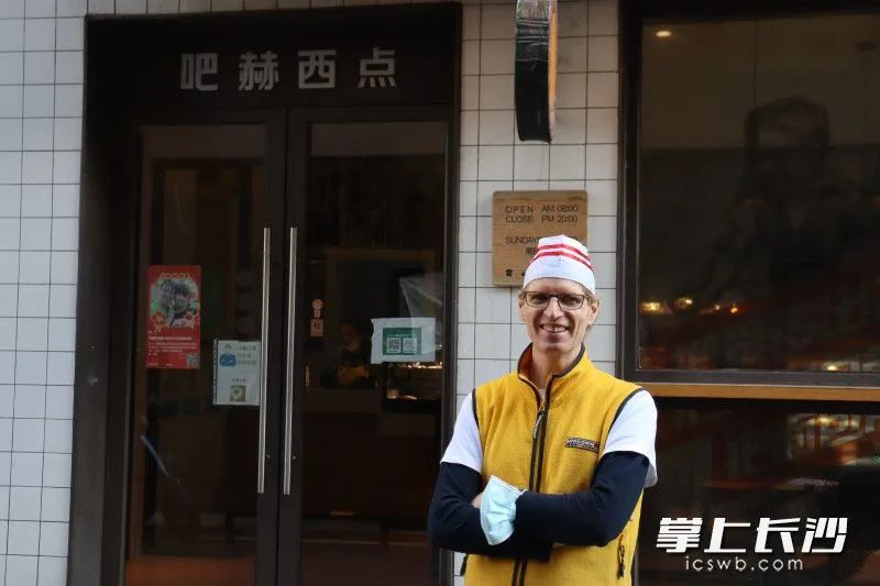 长沙湘春巷里藏着一家面包店,店主吴正荣来自德国,十年来坚持为听障人士免费提供做面包培训。均为长沙晚报实习生 程韫玉 摄