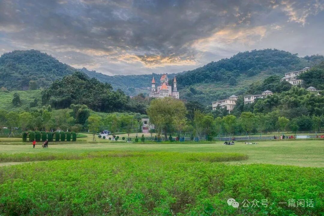地处长江,嘉陵江交汇处的长江南岸,西部,北部临长江,与九龙坡区,渝中
