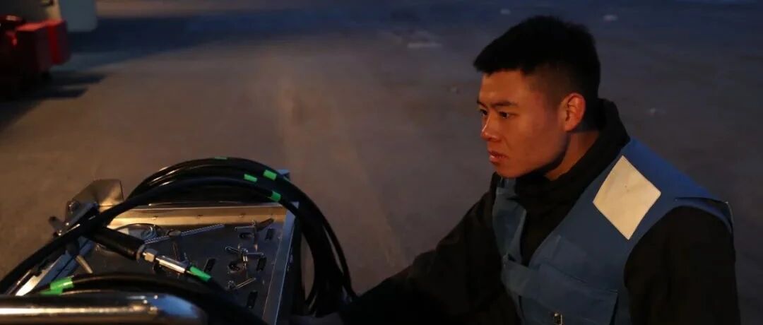 全网都在跟辽宁舰的文学说晚安，他是谁？