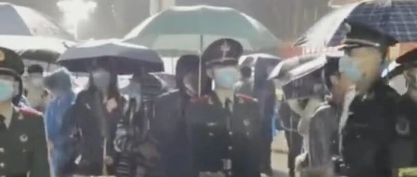 我们的战士罕见后退