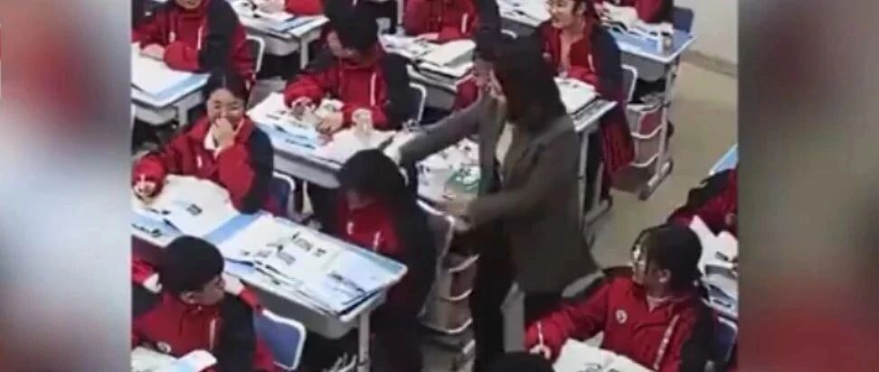 女生课堂上睡觉，老师悄悄放下书本走过去……