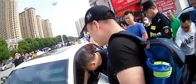 宝宝被锁车内急坏妈妈！路过小学生的举动亮了