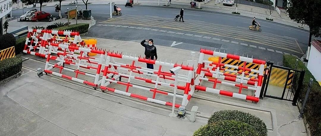 军营门口突现“不速之客”，接下来她的举动太暖了