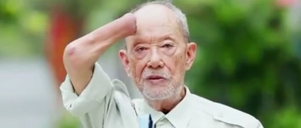 “向祖国报到！”这个军礼，泪目！